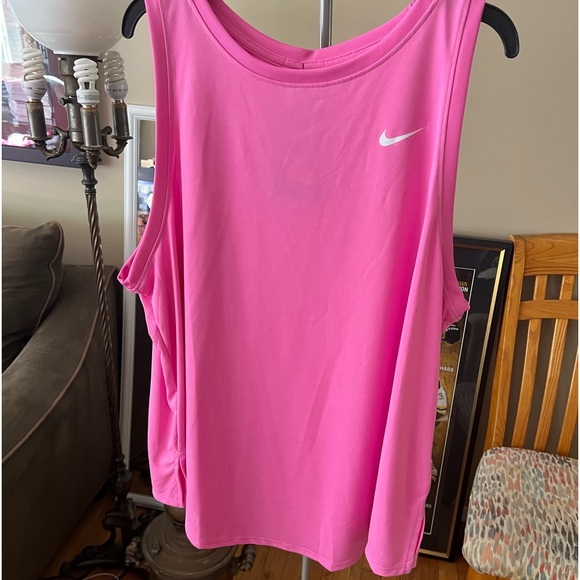 Women’s plus size sleeveless Nike tee - Picture 1 of 10